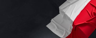 Monako bayrağı. Kumaş desenli Monako bayrağı koyu arkaplanda izole edilmiş. 3B illüstrasyon