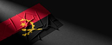 Angola bayrağı. Kumaş desenli Angola bayrağı koyu arkaplanda izole edilmiş. 3B illüstrasyon