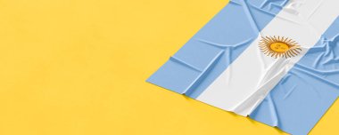 Arjantin bayrağı. Kumaş desenli Arjantin bayrağı koyu arka planda izole edilmiş. 3B illüstrasyon