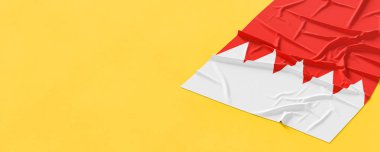 Bahreyn bayrağı. Kumaş desenli Bahreyn bayrağı sarı arka planda izole edilmiş. 3B illüstrasyon