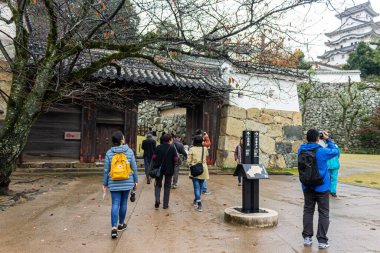 Himeji, Japonya. Beyaz Akbalıkçıl ya da Heron Kalesi 'nin parkı, Azuchi Momoyama döneminden kalma bir kale kompleksi ve bir Dünya Mirası Sitesi.