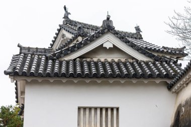 Himeji, Japonya. Beyaz Akbalıkçıl ya da Heron Kalesi 'nin parkı, Azuchi Momoyama döneminden kalma bir kale kompleksi ve bir Dünya Mirası Sitesi.