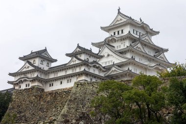 Himeji, Japonya. Beyaz Akbalıkçıl ya da Heron Kalesi 'nin ana kalesi, Azuchi Momoyama döneminden kalma bir kale kompleksi ve bir Dünya Mirası Sitesi.