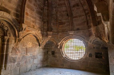 Carracedo, İspanya 'daki Saint Mary Ortaçağ Manastırı' nda Romen gülü penceresi