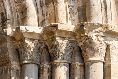 Carracedo, İspanya 'daki Saint Mary Manastırı' nın ortaçağ bölümündeki Roma başkentleri.