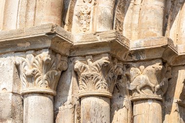 Carracedo, İspanya 'daki Saint Mary Manastırı' nın ortaçağ bölümündeki Roma başkentleri.