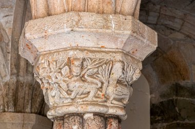 Carracedo, İspanya 'daki Saint Mary Manastırı' nın ortaçağ bölümündeki Roma başkentleri.