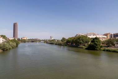 Sevilla, İspanya. Puente de Triana 'dan Guadalquivir Nehri manzarası (Isabel II Köprüsü)