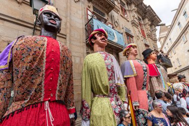 Santiago de Compostela, İspanya. Dia del Apostol 'daki Desfile de Cabezudos' un (Dev Kafalar Yürüyüşü) dev başları (Havari Günü))