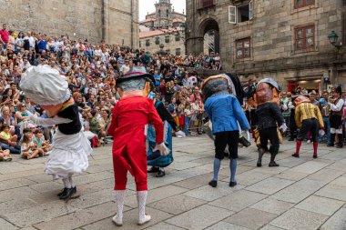 Santiago de Compostela, İspanya. Dia del Apostol 'daki Desfile de Cabezudos' un (Dev Kafalar Yürüyüşü) dev başları (Havari Günü))