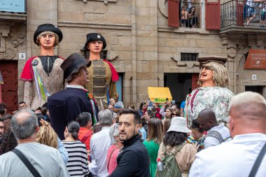 Santiago de Compostela, İspanya. Dia del Apostol 'daki Desfile de Cabezudos' un (Dev Kafalar Yürüyüşü) dev başları (Havari Günü))