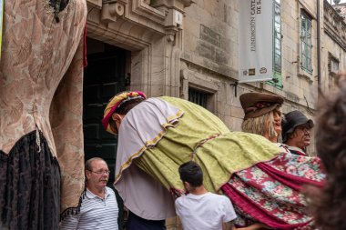 Santiago de Compostela, İspanya. Dia del Apostol 'daki Desfile de Cabezudos' un (Dev Kafalar Yürüyüşü) dev başları (Havari Günü))