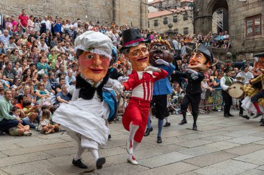 Santiago de Compostela, İspanya. Dia del Apostol 'daki Desfile de Cabezudos' un (Dev Kafalar Yürüyüşü) dev başları (Havari Günü))