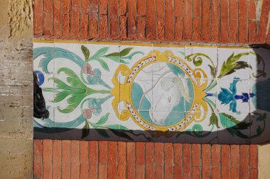 Laredo, İspanya. Laredo 'nun eski kasabadaki pazar yeri, tuğla ve kiremitlerle süslenmiş.