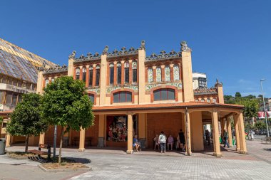 Laredo, İspanya. Laredo 'nun eski kasabadaki pazar yeri, fayanslar, heykeller ve tuğlalarla süslenmiş.