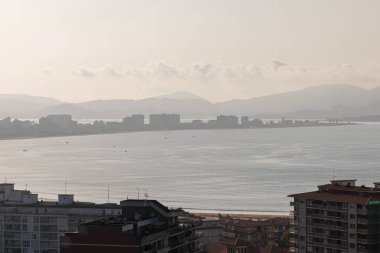 Laredo, İspanya. Playa de la Salve manzarası, Cantabria 'nın en uzun plajı, ve Puntal, bir açıdan