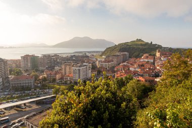 Laredo, İspanya. Santona 'daki Atalaya volkanik konisini ve Monte Buciero' yu bir bakış açısıyla görür.