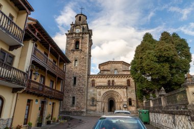 Puente Viesgo, İspanya. İglesia de San Miguel (Aziz Michael Kilisesi), Cantabria 'daki neo romanesk mimarinin bir örneği.