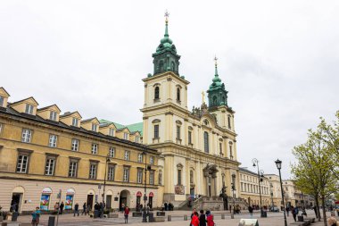 Varşova, Polonya. Krakowskie Przedmiescie Caddesi 'ndeki Kutsal Haç Kilisesi' nin ana cephesi.