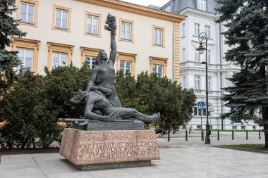 Varşova, Polonya. Smolna Caddesi ve Aleje Jerozolimskie 'nin köşesinde Özgür Polonya İçin Savaşan Partizanlar Anıtı