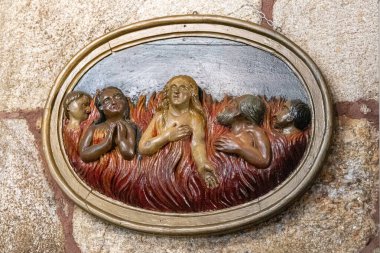 Bir Ponte Ulla, İspanya. Santa Maria Magdalena Kilisesi 'nin içindeki Araf' taki ruhları temsil eden oyulmuş taş.