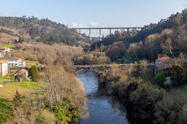 Bir Ponte Ulla, İspanya. Gundian 'ın Ulla nehrinin üzerindeki iki viyadük.