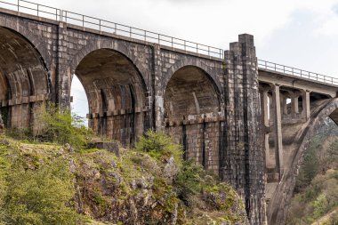 Bir Ponte Ulla, İspanya. Gundian viyadük, Ulla nehri üzerinde bir taş ve demir demiryolu köprüsü.