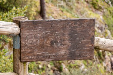 Bir Ponte Ulla, İspanya. Gundian viyadük tahtadan bir plaket, Ulla nehri üzerinde bir taş ve demir demiryolu köprüsü.