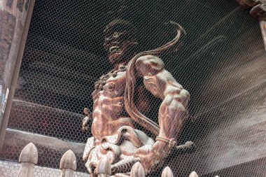 Nagano, Japonya. Zenko-ji Budist tapınağının Niomon ya da Nio Kapısı. Niolar, Buda 'nın öfkeli ve kaslı koruyucuları olan iki kralın heykelleridir.