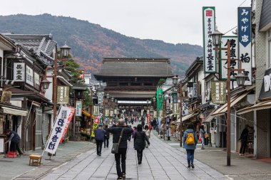 Nagano, Japonya. Sanmon veya Sangedatsumon (üç özgürlüğün kapısı), bir ulusal hazine ve Japon Zen Budist tapınağı Zenko-ji 'nin bir parçası.