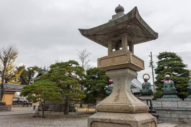 Nagano, Japonya. Japon Budist tapınağı Zenko-ji 'nin arazisi.