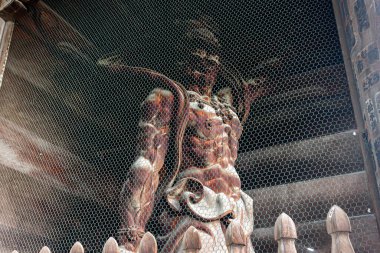 Nagano, Japonya. Zenko-ji Budist tapınağının Niomon ya da Nio Kapısı. Niolar, Buda 'nın öfkeli ve kaslı koruyucuları olan iki kralın heykelleridir.