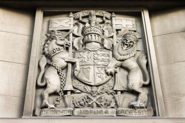 Edinburgh, İskoçya. İskoçya 'daki Kraliyet kolları, Nemo yazısıyla bana dokunulmaz bir bakıcı, Thistle Tarikatı' nın sloganı