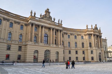 Berlin, Almanya. Eski Alte Bibliothek (Kraliyet Kütüphanesi), şimdi bir kamu araştırma kurumu olan Humboldt Üniversitesi Hukuk Fakültesi 'nin başkanı.
