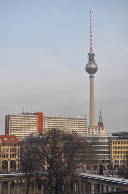 Berlin, Almanya. Alman Demokratik Cumhuriyeti tarafından 1960 'larda bir yayın kulesi olarak inşa edilen Fernsehturm (Televizyon Kulesi)