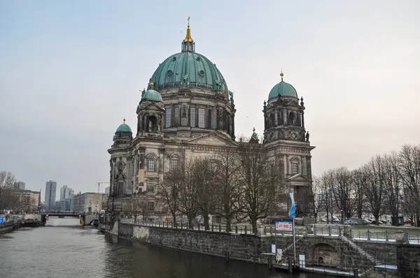 Berlin, Almanya. Berliner Dom (Berlin Katedrali), Spree nehrinin kıyısındaki Müze Adası 'nda anıtsal bir Alman Protestan kilisesi.