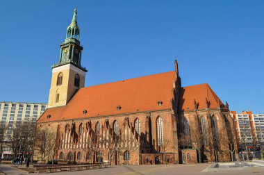 Berlin, Almanya. Marienkirche veya St. Marien-Kirche (St. Mary Kilisesi), Alexanderplatz yakınlarındaki Karl-Liebknecht-Strasse 'de bir kırmızı tuğla Lutheran tapınağı.