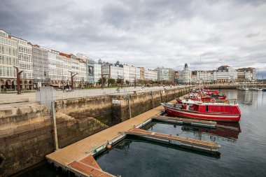 Bir Coruna, İspanya. Galerias de la Marina, beyaz boyalı ahşap marangoz ve büyük cam yüzeyi olan kapalı balkonlu evler.