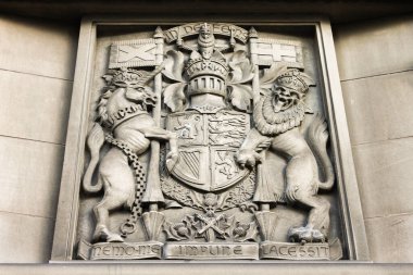 Edinburgh, İskoçya. İskoçya 'daki Kraliyet kolları, Nemo yazısıyla bana dokunulmaz bir bakıcı, Thistle Tarikatı' nın sloganı