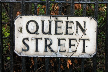 Edinburgh, İskoçya. Queen Caddesi 'nin sokak tabelası. Siyah beyaz metal.