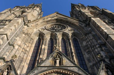 Edinburgh, İskoçya. Bakire Meryem Kilisesi 'nin ana cephesi Viktorya Dönemi Gotik tarzı İskoç Piskoposluk Kilisesi' nin katedrali.