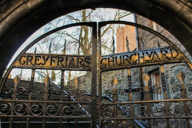 Edinburgh, İskoçya. Greyfriars Kirkyard 'a giriş kapısı, Greyfriars Kirk' ü çevreleyen mezarlık Eski Kent 'in güney ucunda.