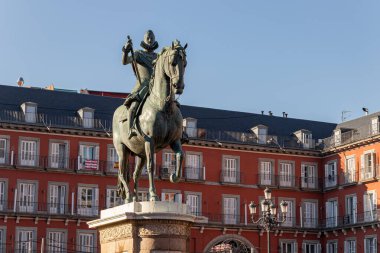 Madrid, İspanya. Giambologna ve Pietro Tacca 'nın büyük bir simgesi olan Plaza Belediye Başkanı' nda III. Philip 'in Binicilik Heykeli
