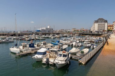Santander, İspanya. Puertochico marinası ve Castelar Caddesi manzarası