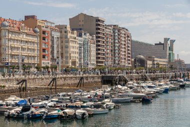 Santander, İspanya. Puertochico marinası ve Castelar Caddesi manzarası