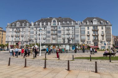 Santander, İspanya. Castelar Caddesi 'nin Binaları ve Şehir Merkezi' ndeki Pereda Gezinti Alanı