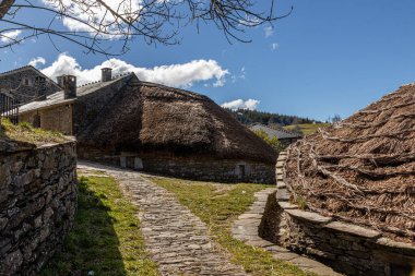 Ah Cebreiro, İspanya. O Cebreiro dağ köyünde geleneksel sazlanmış pallozalar Galiçya manzarası ve Camino de Santiago tepeleri ile çevrilidir.