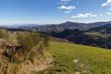 Ah Cebreiro, İspanya. O Cebreiro yakınlarındaki vadileri ve tepeleri çevreleyen bir kış günü, yapraksız ağaçlar ve kahverengi tonlarla dağınık bulutlar altında