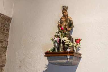Ah Cebreiro, İspanya. Santa Maria la Real do Cebreiro kilisesinin içindeki Bakire Meryem Anıtı, Camino de Santiago 'daki hacılar tarafından saygı duyulan