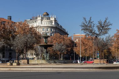 Madrid, İspanya. Fuente de la Alcachofa 'nın kopyası mimar Ventura Rodriguez tarafından tasarlandı ve Atocha İstasyonu' ndan önce bir kavşakta bulundu.